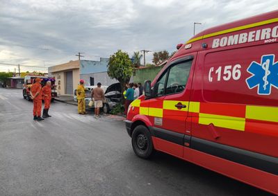 Ve&iacute;culo estava estacionado na Rua Ederaldo Silveira Bueno; vizinhos usaram extintores e areia para controlar as chamas antes da chegada dos bombeiros

