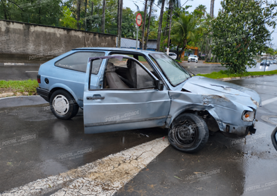 Motorista e passageira tiveram escoria&ccedil;&otilde;es e foram levados &agrave; Santa Casa ap&oacute;s acidente pr&oacute;ximo &agrave; portaria do Clube Mogiano