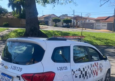Suspeito foi flagrado por funcion&aacute;rio cortando a fia&ccedil;&atilde;o de uma casa no Parque Cidade Nova e acabou detido antes de fugir

