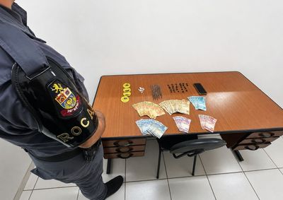 Suspeito foi detido no bairro Santa Luzia ap&oacute;s tentar esconder drogas em um telhado; R$ 1,6 mil tamb&eacute;m foi apreendido.