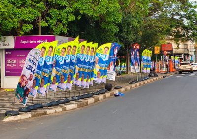 A&ccedil;&atilde;o ocorreu na sexta-feira (25) ap&oacute;s den&uacute;ncias de excesso e efeito outdoor; partidos n&atilde;o corrigiram o material no prazo de 48 horas


