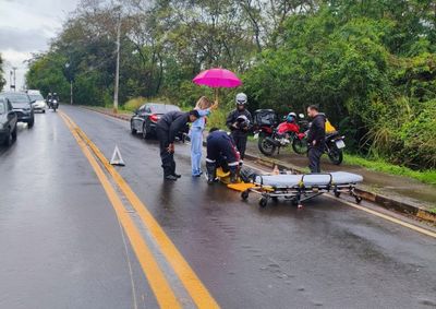 Jovem de 23 anos foi levado &agrave; Santa Casa com suspeita de fratura no p&eacute;; acidente deixou o tr&acirc;nsito lento durante o hor&aacute;rio de pico