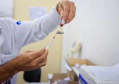 Vacina tr&iacute;plice viral est&aacute; dispon&iacute;vel gratuitamente nas UBS; esquema varia conforme a idade e adultos de at&eacute; 59 anos devem verificar a caderneta

