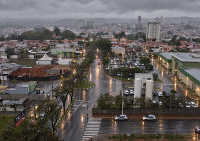 Temperaturas variam entre 15&deg;C e 21&deg;C; Inmet alerta para chuva intensa, ventos fortes e possibilidade de granizo at&eacute; 23h59


