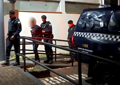 Opera&ccedil;&atilde;o era realizada nas pra&ccedil;as Aparecido Ribeiro e Chico Mendes; condutor sem CNH entrou na contram&atilde;o, tentou fugir a p&eacute; e foi abordado com maconha

