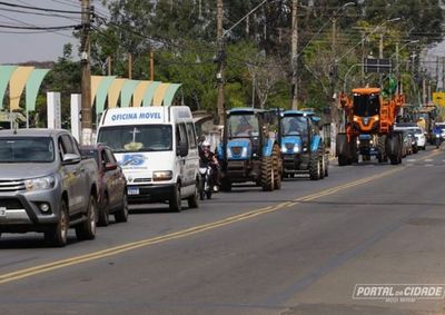 Mobiliza&ccedil;&atilde;o re&uacute;ne apoiadores da direita e do ex-presidente Jair Bolsonaro em ato pol&iacute;tico com tratores, carros e motos pelas ruas da cidade

