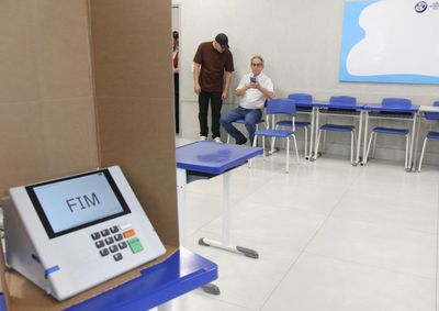 Um em cada cinco eleitores n&atilde;o votou, na elei&ccedil;&atilde;o de domingo; N&uacute;mero de ausentes caiu de 15.819 para 13.591 entre 2022 e 2026

