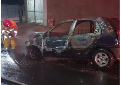 Moradores relatam que ve&iacute;culo percorreu cerca de 30 metros antes de pegar fogo; suspeita de falha el&eacute;trica n&atilde;o foi confirmada.