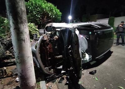 Motorista teria perdido o controle ao desviar de um gato na noite de segunda-feira (19); Bombeiros e Guarda Municipal isolaram o trecho.



