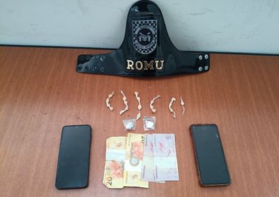 &nbsp;A&ccedil;&atilde;o da ROMU ocorreu ap&oacute;s den&uacute;ncias de moradores; cadela farejadora encontrou 19 pedras de crack escondidas perto de uma resid&ecirc;ncia.