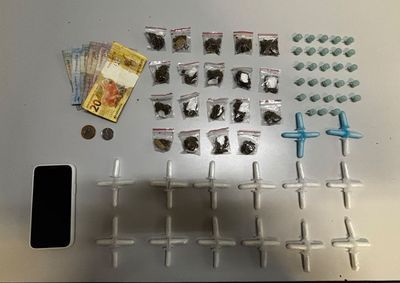 Coca&iacute;na, crack e maconha foram encontrados durante a&ccedil;&atilde;o do GOC no Jardim Planalto; celular e dinheiro tamb&eacute;m foram apreendidos.