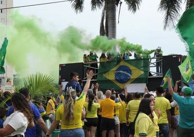 Mobiliza&ccedil;&atilde;o percorreu cerca de 20 quil&ocirc;metros e terminou no Espa&ccedil;o Cidad&atilde;o, com presen&ccedil;a de deputados e vereadores, na v&eacute;spera do segundo turno
