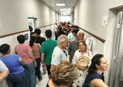 Quantidade de votos e dificuldade para lembrar n&uacute;meros dos candidatos aumentam tempo na urna, segundo relatos de eleitores