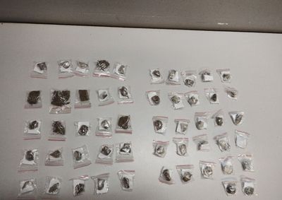 Ocorr&ecirc;ncias foram registradas no Jardim Santa Terezinha e no Yp&ecirc; II; adolescente de 17 anos estava com 29 por&ccedil;&otilde;es de coca&iacute;na.