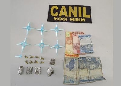 Suspeito foi abordado ap&oacute;s tentar fugir de uma equipe da GOC. Drogas estavam escondidas em um buraco pr&oacute;ximo &agrave; cal&ccedil;ada.
