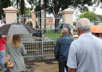 A chuva contribuiu para que os eleitores fossem aos poucos votar e aglomera&ccedil;&atilde;o do primeiro turno n&atilde;o se repetiu&nbsp;

