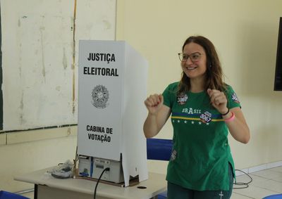 Candidata a deputada federal pelo Novo votou na Etec e disse acreditar em uma grande vota&ccedil;&atilde;o neste domingo