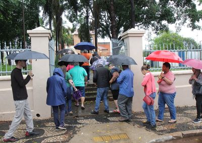 Eleitores comparecem &agrave;s urnas na manh&atilde; deste domingo (25). Com apenas uma escolha para presidente, vota&ccedil;&atilde;o &eacute; mais r&aacute;pida que no primeiro turno