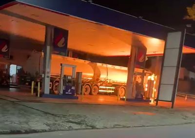 Motorista apagou as chamas com extintor antes da chegada dos bombeiros; ningu&eacute;m ficou ferido ou precisou de atendimento