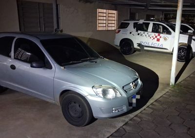Policiais apreenderam 71 microtubos de coca&iacute;na e 20 por&ccedil;&otilde;es de maconha; passageiro fugiu para uma &aacute;rea de mata e n&atilde;o foi localizado.


