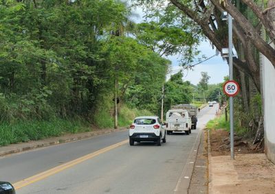 Equipamento foi instalado no sentido Mogi Mirim, ter&aacute; limite de 60 km/h e integra medidas de seguran&ccedil;a ap&oacute;s registro de seis acidentes em dois meses

