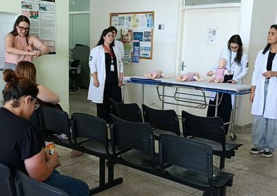 Estudantes de medicina utilizaram manequins para orientar gestantes e usu&aacute;rios da unidade sobre primeiros socorros em crian&ccedil;as.