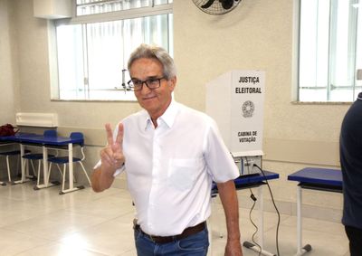 Prefeito esperou cerca de 1h30 para votar no Col&eacute;gio Imaculada e defendeu respeito ao resultado das urnas e &agrave; democracia