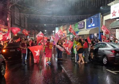 Mesmo sob chuva, apoiadores se reuniram em frente &agrave; sede do PT, na Rua Padre Roque, com bandeiras e cantos para celebrar o resultado nacional