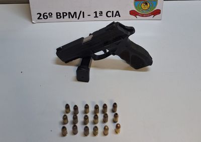 Arma estava municiada com 18 cartuchos; homem foi levado &agrave; delegacia e liberado ap&oacute;s pagar fian&ccedil;a.

