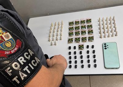 Abordagem ocorreu no Santa Terezinha I na noite de ter&ccedil;a-feira (27); policiais encontraram coca&iacute;na, crack e maconha.