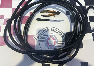Suspeito transportava cabos em uma bicicleta; policiais encontraram fios danificados e um alicate na Avenida da Sa&uacute;de.


