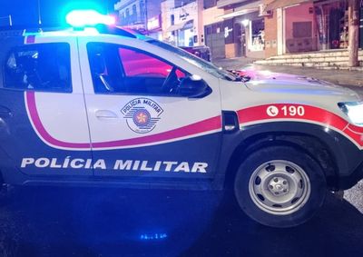 Um dos suspeitos estava dentro de um bueiro no Aterrado; policiais encontraram fia&ccedil;&atilde;o cortada no local na madrugada de domingo (4)