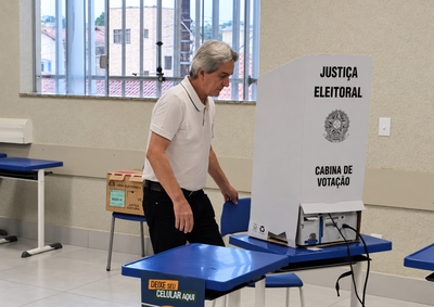 Mesmo com chuva, o prefeito Paulo Silva votou pela manh&atilde; e convidou os eleitores de Mogi Mirim a exercer o voto sem esperar o tempo melhorar.