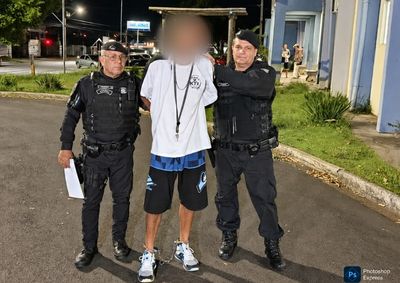 Abordagem ocorreu durante patrulhamento; parte do material estava com o suspeito e outra foi encontrada em uma casa abandonada.