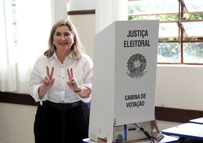 Alinhada &agrave; direita, Maria Helena Scudeler de Barros, votou &agrave;s 11h, na Escola Estadual Monsenhor Nora. Ap&oacute;s votar, conversou com a imprensa 