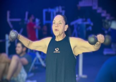 Aos 40 anos, Joc&aacute;ssia mudou h&aacute;bitos, treinou ao lado da filha e da amiga Jaqueline, com apoio nutricional, conquistando sa&uacute;de e supera&ccedil;&atilde;o.