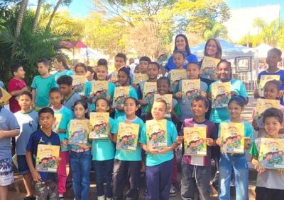 Participa&ccedil;&atilde;o da cooperativa em eventos liter&aacute;rios de Guaxup&eacute;, Muzambinho e Passos uniu incentivo &agrave; leitura, conta&ccedil;&atilde;o de hist&oacute;rias e livros gratuitos.