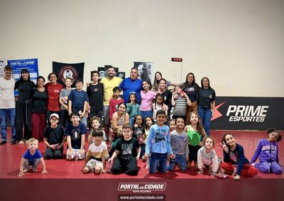 Sob a participa&ccedil;&atilde;o dos senseis Dod&ocirc; Valentim e Renato Meireles, evento reuniu alunos e fam&iacute;lias com brincadeiras, guloseimas e sorteio de presentes.