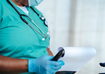 Edital contempla 34 vagas, distribu&iacute;das entre programas de entrada direta e especialidades que exigem forma&ccedil;&atilde;o pr&eacute;via em outra &aacute;rea da medicina.