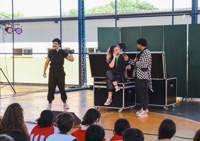 Espet&aacute;culo abordou educa&ccedil;&atilde;o financeira, coopera&ccedil;&atilde;o, escolhas para o futuro e os desafios da juventude, com uma linguagem leve, divertida e acess&iacute;vel.