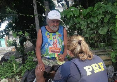 Idoso foi resgatado pela PRF bastante debilitado; disse apenas que saiu do Paran&aacute; h&aacute; alguns anos e perdeu contato com a fam&iacute;lia