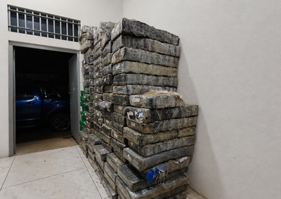Motorista tentou fugir pela PR-552, utilizou dispositivo de fuma&ccedil;a e acabou preso ap&oacute;s abandonar caminhonete carregada com drogas.