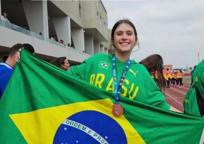 Representando o Brasil, Maria Clara Belmonte saltou 1,68m e garantiu medalha de bronze no Ibero-Americano Sub-20 em Lima, no Peru.