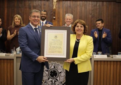 A homenagem reconhece quase tr&ecirc;s d&eacute;cadas de atua&ccedil;&atilde;o dedicadas &agrave; sa&uacute;de, &agrave; vida p&uacute;blica e ao desenvolvimento da regi&atilde;o. 