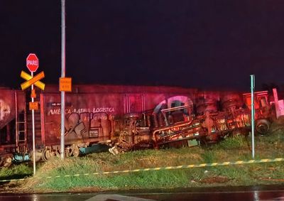 Um caminh&atilde;o-tanque carregado com G&aacute;s Liquefeito de Petr&oacute;leo (GLP) foi atingido por um trem na madrugada desta sexta-feira (12), em Jandaia do Sul.