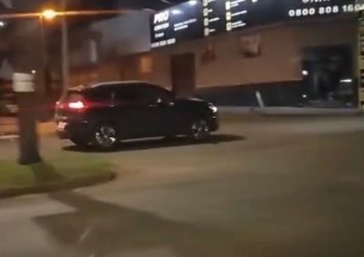 Imagens registradas na noite de quinta-feira (18) mostram ve&iacute;culo seguindo em sentido contr&aacute;rio ao permitido no Jardim Santos Dumont.