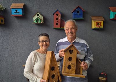 O casal de idosos que usa madeira de demoli&ccedil;&atilde;o para criar pe&ccedil;as &uacute;nicas e encantadoras. 