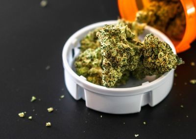 Em continuidade &agrave;s buscas, os policiais encontraram dentro de um dos cal&ccedil;ados da suspeita uma balan&ccedil;a de precis&atilde;o e duas por&ccedil;&otilde;es de crack, 