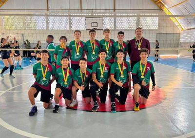Equipe masculina garantiu vaga para a fase final estadual em Guarapuava; no feminino, escola conquistou o terceiro lugar.