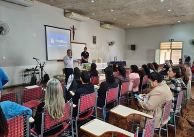 Encontro reuniu representantes das 35 par&oacute;quias da diocese para capacita&ccedil;&atilde;o pastoral, administrativa e financeira.